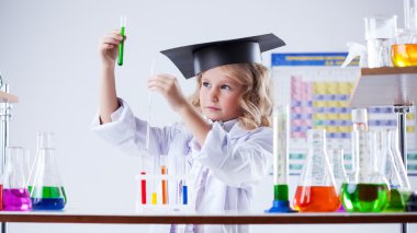 Reaktif rengi arıyorum ciddi küçük kız