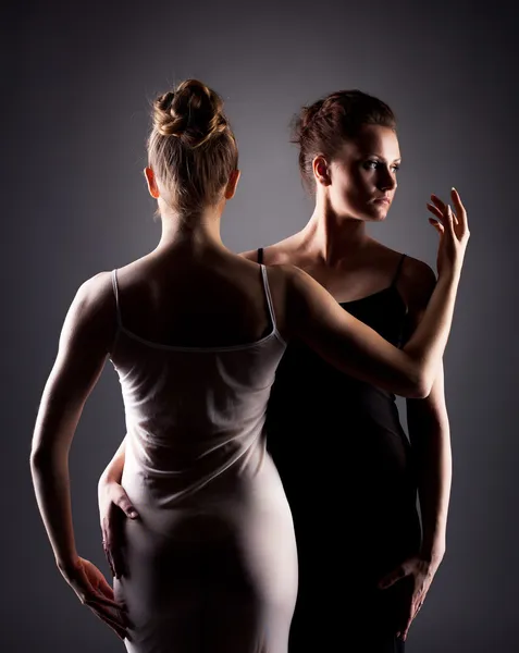 スタジオで抱き締めるセクシーな女性ダンサーの肖像画 — ストック写真