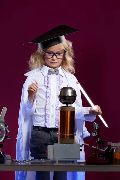 Lumped little blonde conducting an experiment — Stock Photo, Image