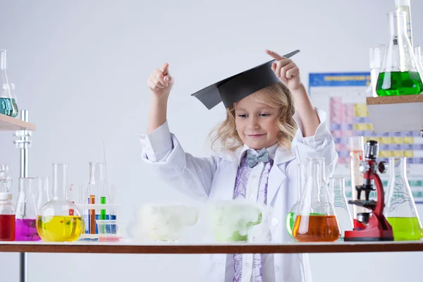 Immagine di adorabile piccolo sperimentatore, primo piano — Foto Stock