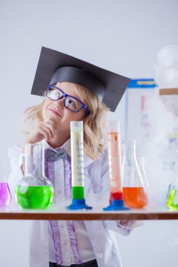 Kimya Laboratuvarı, düşünceli küçük kız resim