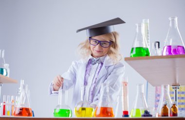 çok gülümseyen kızı reaktifleri laboratuarında çalışan