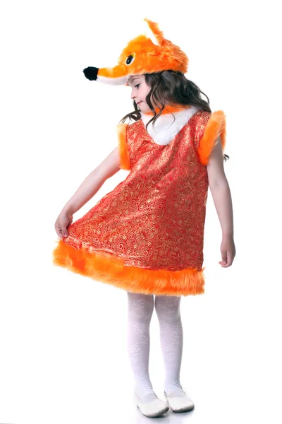 Roztomilá malá brunetka pózuje v obleku fox — Stock fotografie