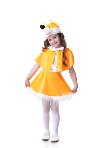 Забавная маленькая девочка в костюме лисы позирует перед камерой — стоковое фото