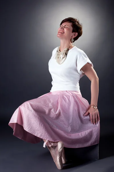 Mujer alegre elegante posando en pointes — Foto de Stock