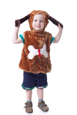 sevimli küçük çocuk köpek yavrusu elbiseyle poz