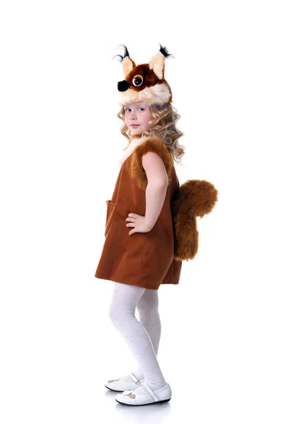 Nettes Mädchen als Eichhörnchen verkleidet posiert vor der Kamera — Stockfoto