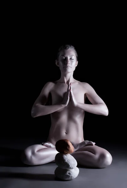 Vrouw met glinsterende huid mediteren in studio — Stockfoto