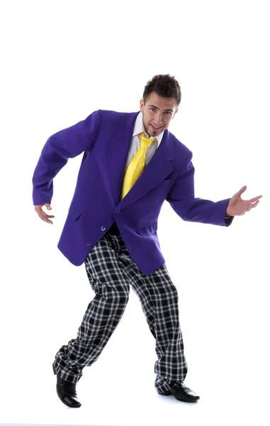 Glad man poserar i stor färgglad kostym — Stockfoto