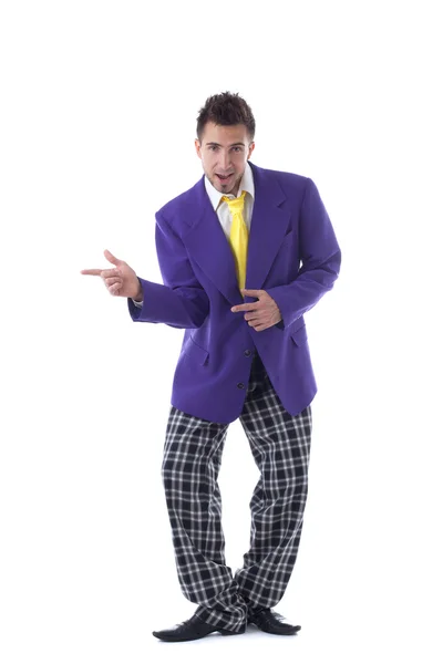 Смешной человек позирует в фиолетовой куртке и клетчатых штанах — стоковое фото