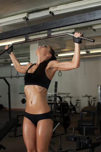 체육관에서 운동 하는 섹시 한 땀에 젖은 여자의 이미지 — 스톡 사진