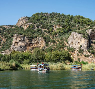 Türkiye'nin görünümü'nde kayalık sahil yerleştirilmiş tekneler