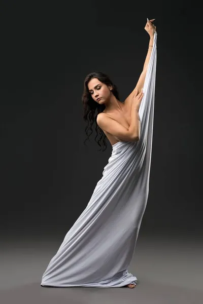 Витончена гола жінка, загорнута в білу тканину — стокове фото