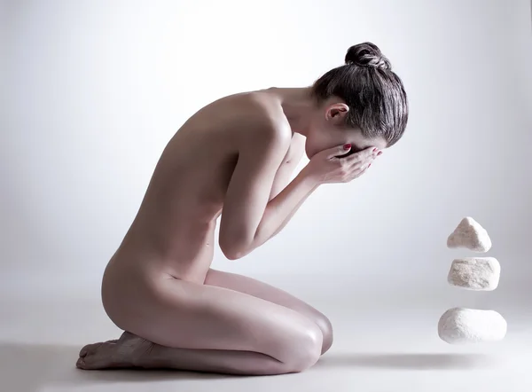 El yogui femenino desnudo controla mentalmente las piedras — Foto de Stock