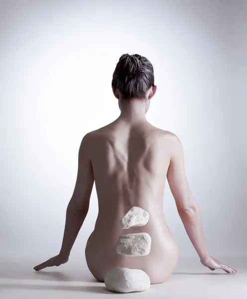 Vista posteriore della donna nuda pietre mentalmente in movimento — Foto Stock
