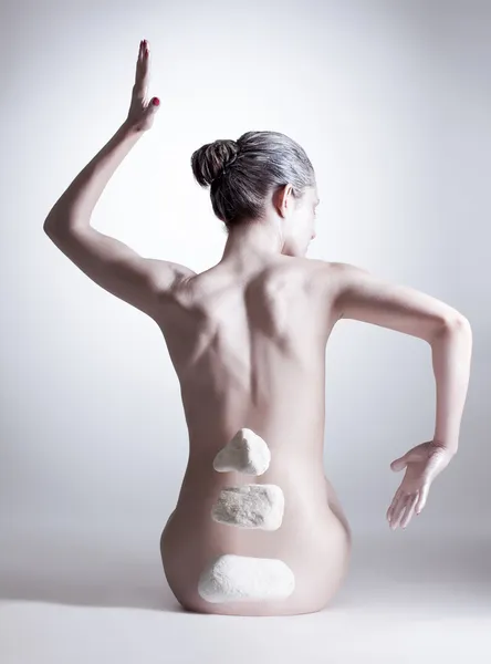 Graciösa naken kvinna styr psykiskt stenar — Stockfoto