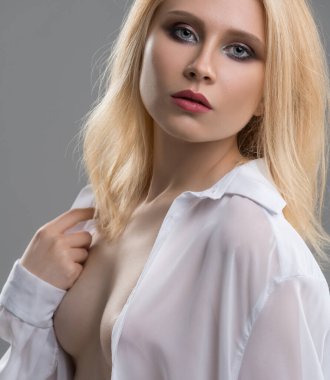 Gömlekli çekici sarışın üstsüz portre.