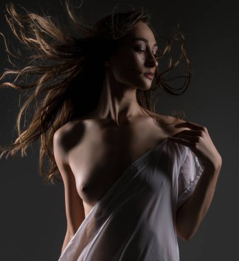 İnce yapılı esmer beyaz bez vücudu üzerinde bol dökümlü