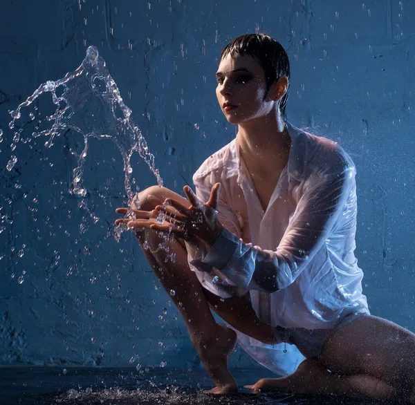 Donna in camicia bianca bagnata che gioca con l'acqua — Foto Stock