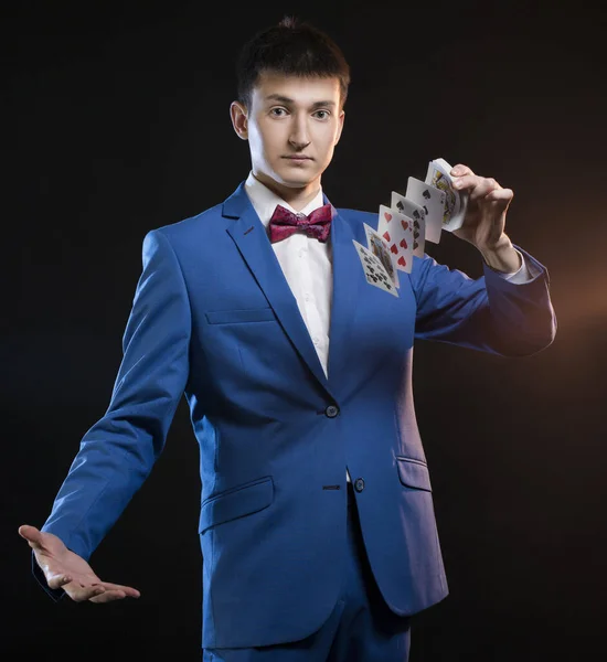 Magician showing tricks in the dark — Stock Photo, Image