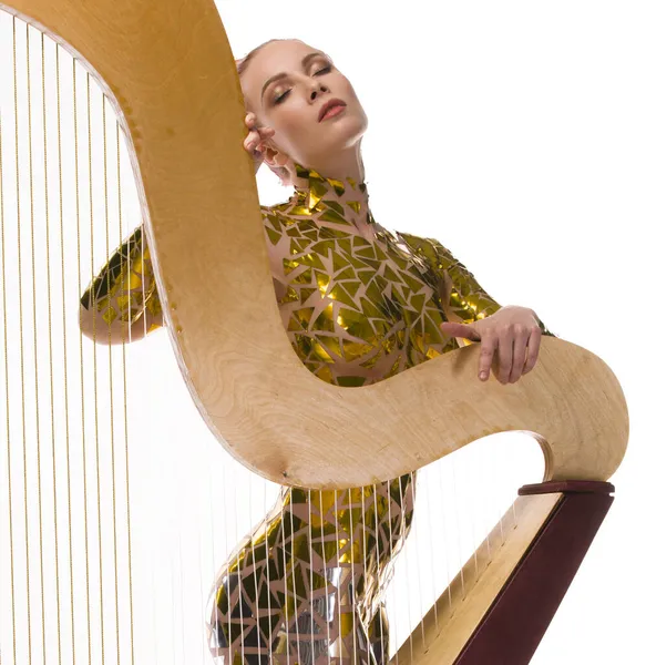 Naakt blonde met gouden tape bodyart en een harp bekijken — Stockfoto