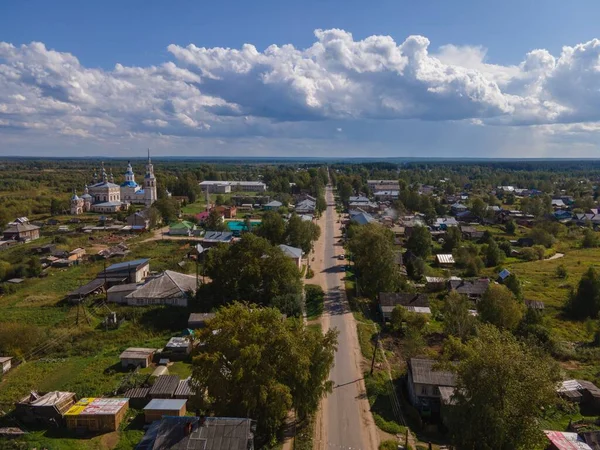 Paisaje de pueblo con casas en día soleado — Foto de Stock