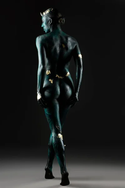 裸女性とともに黒ボディアートでスタジオ — ストック写真