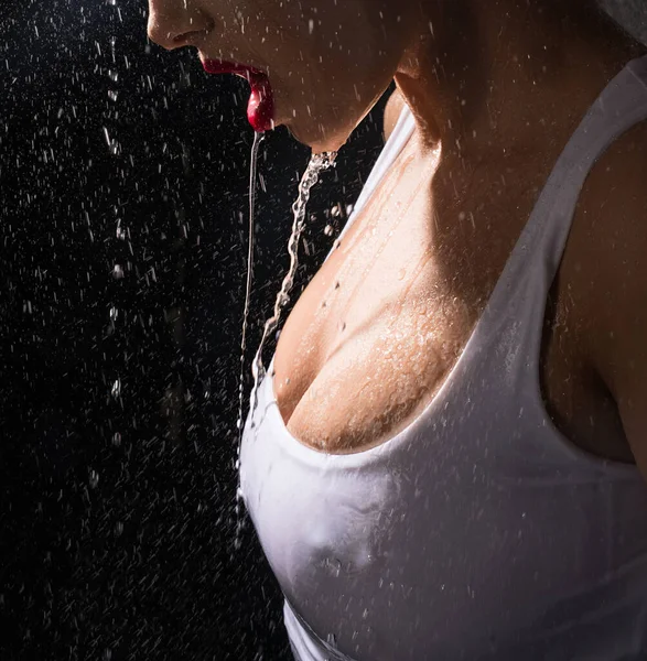 Sexy meisje in top water gieten op haar van bovenaf — Stockfoto