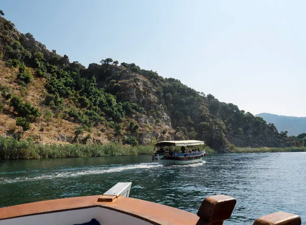 River trip along rocky green coast in Turkey shot — Stock Photo, Image