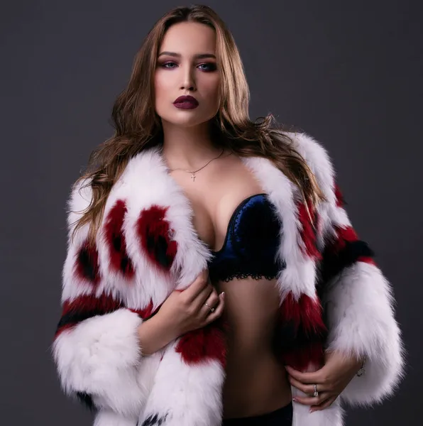 Ursnygg flicka i luxurioius fur coat porträtt — Stockfoto