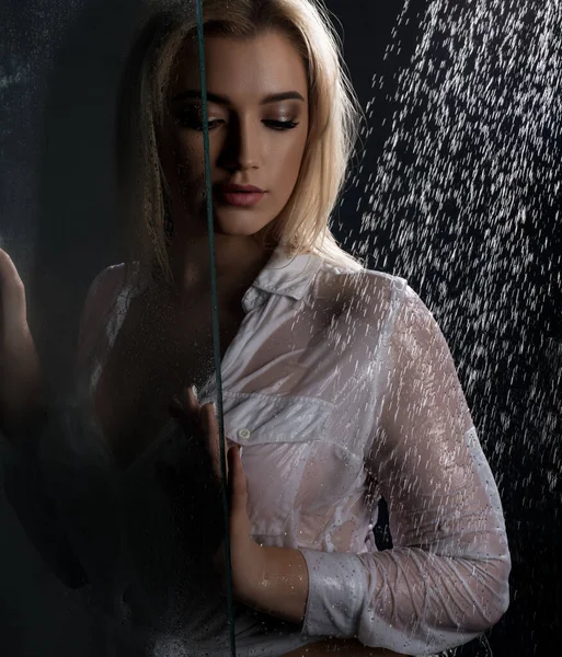 Hübsche Blondine im sexy Hemd unter der Dusche — Stockfoto