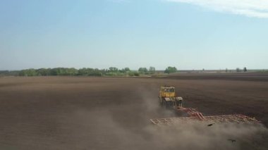 Tarım tarlası sürmüş traktör.