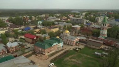 Konut evleri olan küçük bir kasabanın manzarası