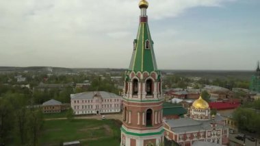 Bulutlu bir günde küçük bir kasabada eski bir kilise kulesi.