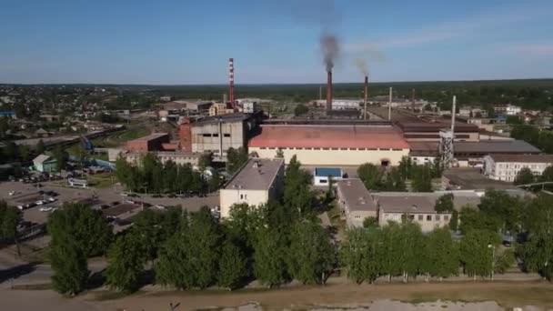 Pfeifen rauchende Fabrik in der Stadt im Sommer — Stockvideo