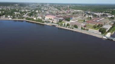 Yazın nehir kıyısında bir kasaba