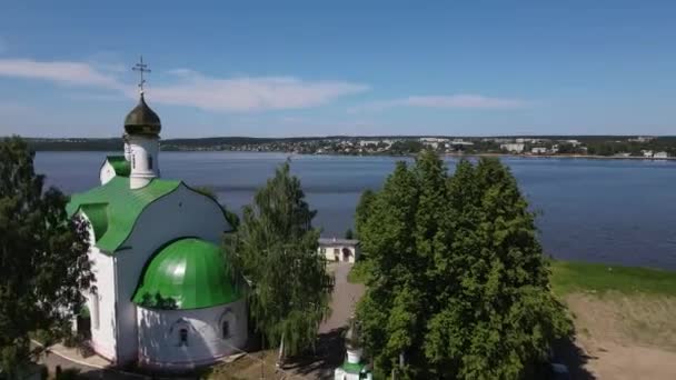 Iglesia ortodoxa situada a orillas del río — Vídeos de Stock