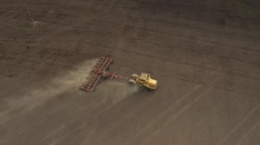 Kırsal alanda harrow saban tarlası olan traktör