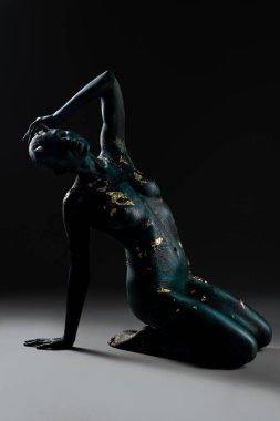 Kara şeytan vücudu ve boynuzları olan çıplak kadın.