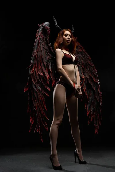 Mujer sexy en traje de ángel caído provocativa —  Fotos de Stock