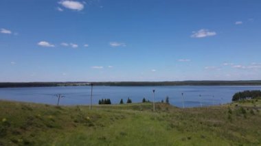 Dağlık kırsalda akan nehir manzarası