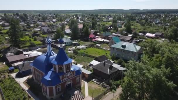 Сільське село з християнською церквою в сільській місцевості. — стокове відео