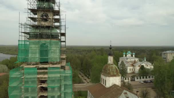 Строительство реконструируемой церкви в маленьком городке — стоковое видео