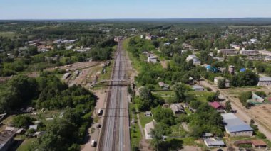 Köyün içinden geçen demiryolu, konut evleriyle dolu.