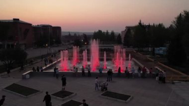Şehir parkında kırmızı ışıklı çeşme
