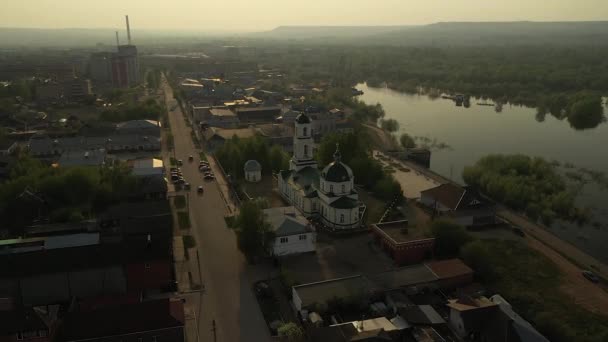 町の道路や湖に近い旧正教会大聖堂 — ストック動画