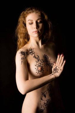 Stüdyoda Mehendi 'yi gösteren çıplak bir kadın.