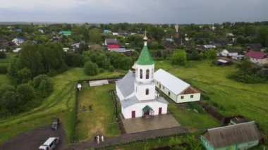 Banliyöde kubbeli eski bir kilise.