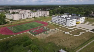 Okul ve spor sahasının yakınındaki konut binaları