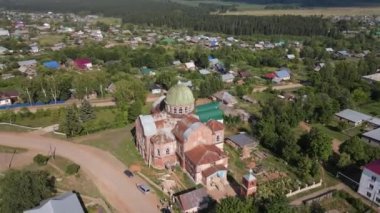 Banliyö köyünde kubbeli eski bir katedral.
